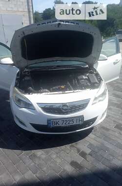 Хэтчбек Opel Astra 2012 в Дубно