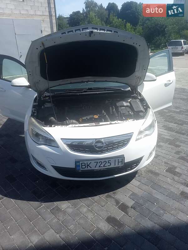Хэтчбек Opel Astra 2012 в 