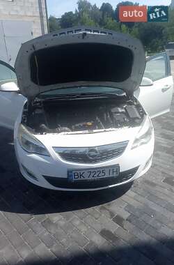 Хэтчбек Opel Astra 2012 в 