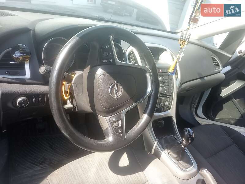 Хэтчбек Opel Astra 2012 в Дубно