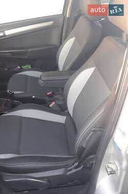 Универсал Opel Astra 2010 в 