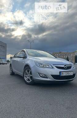 Универсал Opel Astra 2012 в Полтаве