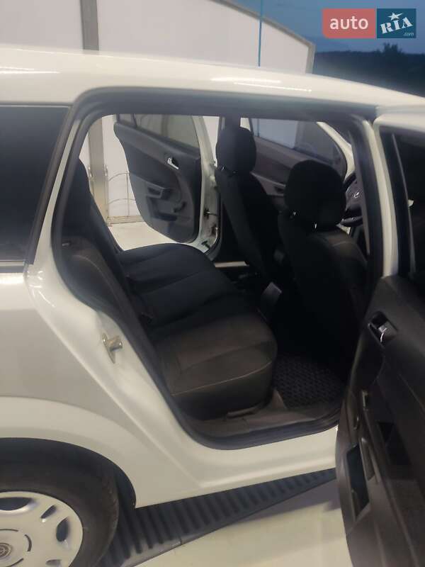 Универсал Opel Astra 2011 в Бережанах