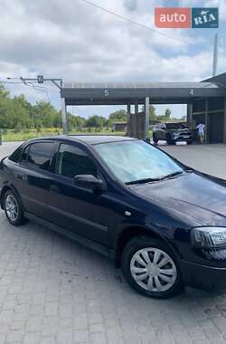 Хэтчбек Opel Astra 2003 в 