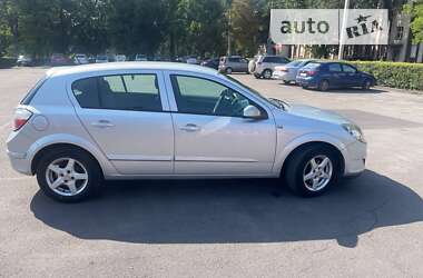 Хэтчбек Opel Astra 2005 в 