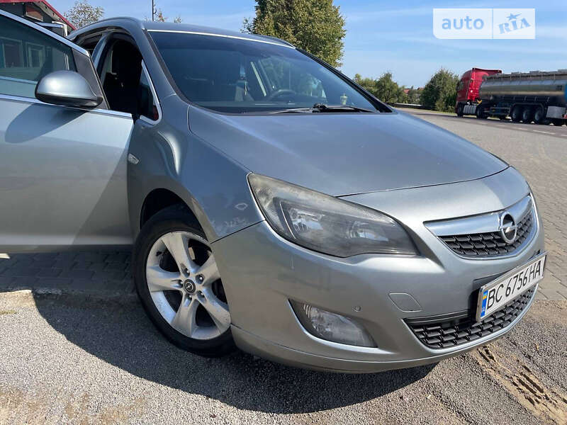 Універсал Opel Astra 2012 в Яворові