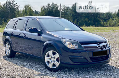 Універсал Opel Astra 2012 в Новояворівську