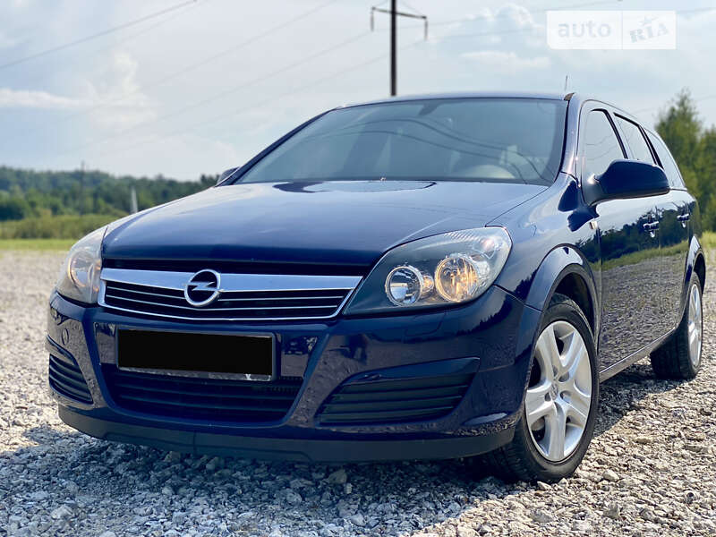 Универсал Opel Astra 2012 в Новояворовске