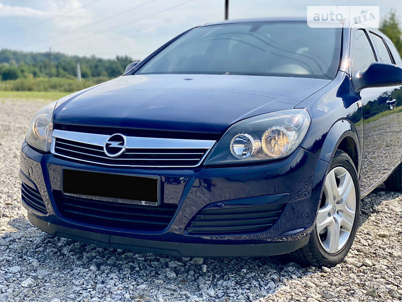 Универсал Opel Astra 2012 в Новояворовске