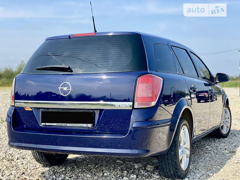Универсал Opel Astra 2012 в Новояворовске