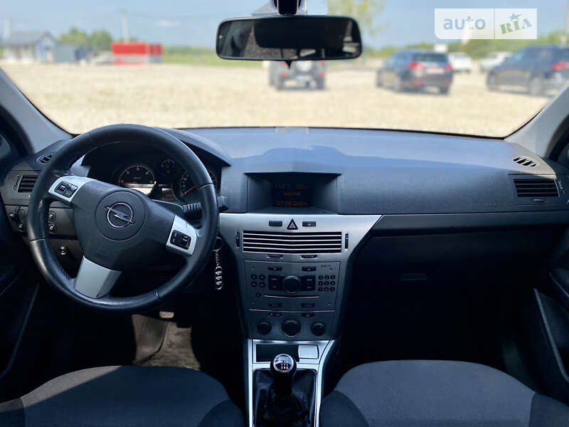 Универсал Opel Astra 2012 в Новояворовске