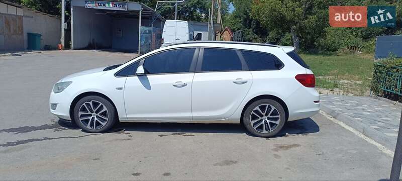 Универсал Opel Astra 2011 в Ровно