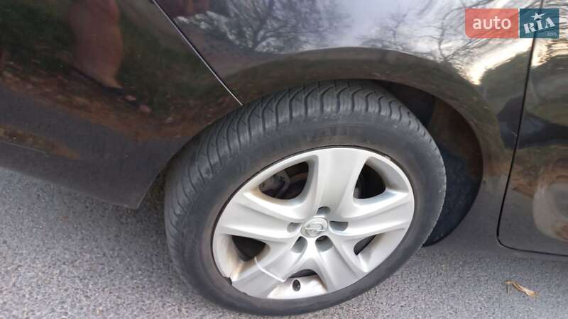 Універсал Opel Astra 2011 в Золочеві
