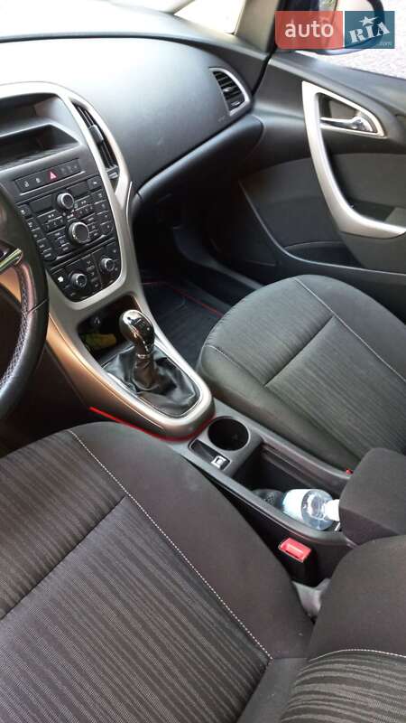 Універсал Opel Astra 2011 в Золочеві