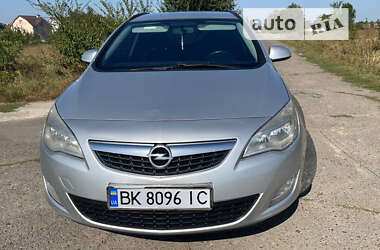 Універсал Opel Astra 2011 в Рівному