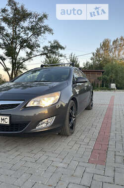 Универсал Opel Astra 2011 в Золочеве