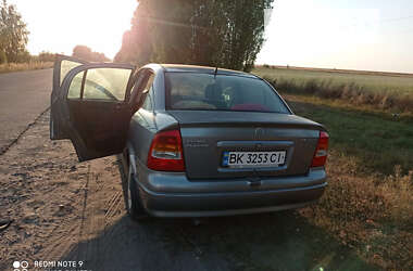 Седан Opel Astra 2006 в Владимирце