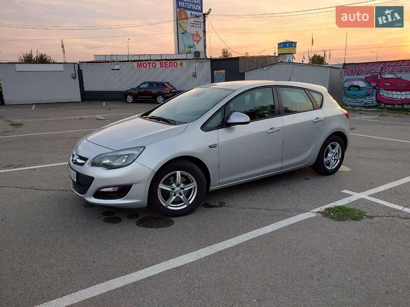 Хэтчбек Opel Astra 2014 в 