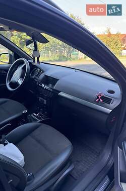 Универсал Opel Astra 2010 в 