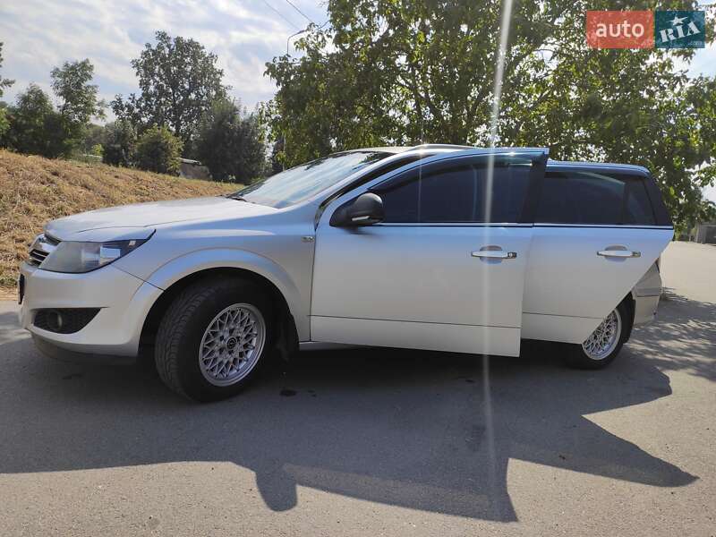 Универсал Opel Astra 2011 в Вапнярке
