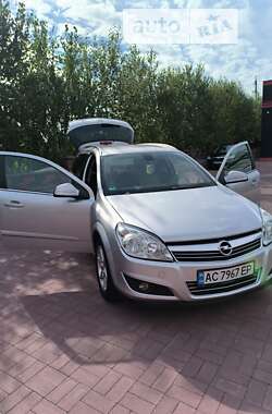 Універсал Opel Astra 2010 в Рівному