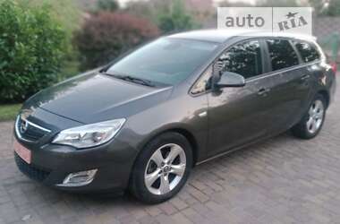 Універсал Opel Astra 2011 в Рівному