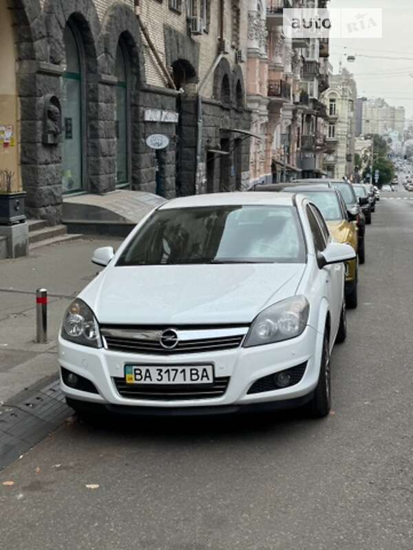 Хетчбек Opel Astra 2012 в Новоукраїнці