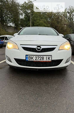 Універсал Opel Astra 2012 в Рівному