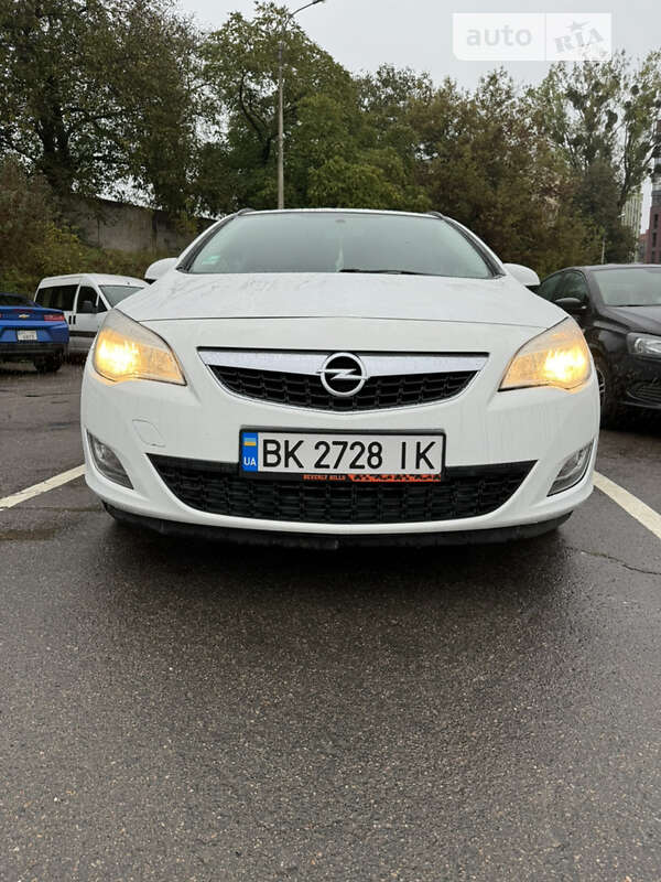 Універсал Opel Astra 2012 в Рівному