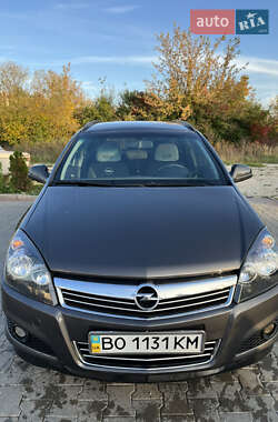 Універсал Opel Astra 2012 в Тернополі