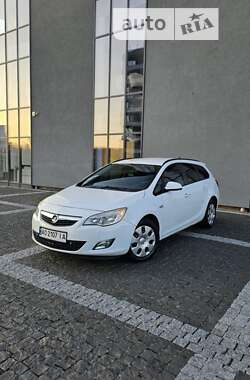 Универсал Opel Astra 2012 в Хусте