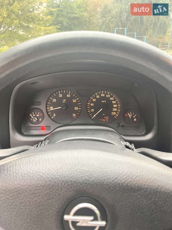 Седан Opel Astra 2004 в Киеве