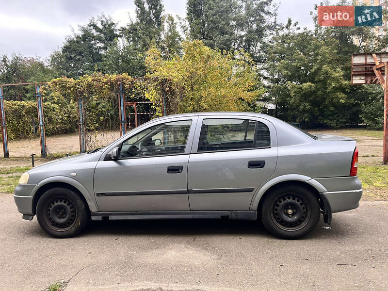 Седан Opel Astra 2004 в Киеве