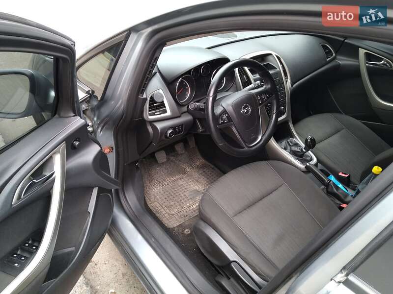 Универсал Opel Astra 2011 в Киеве