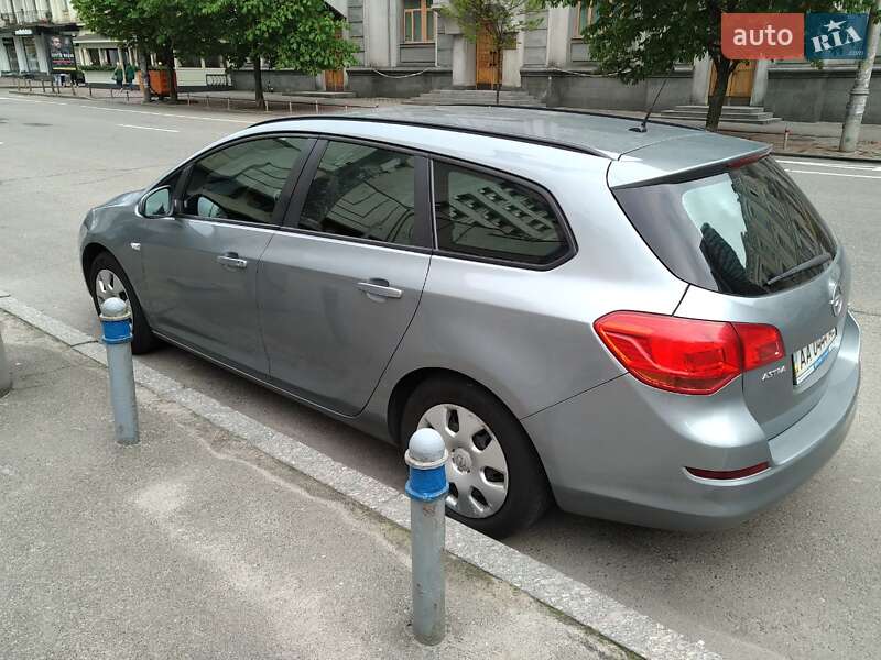 Универсал Opel Astra 2011 в Киеве