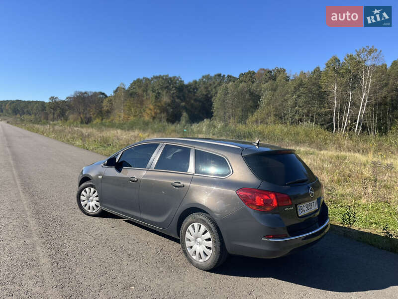Універсал Opel Astra 2013 в Дрогобичі