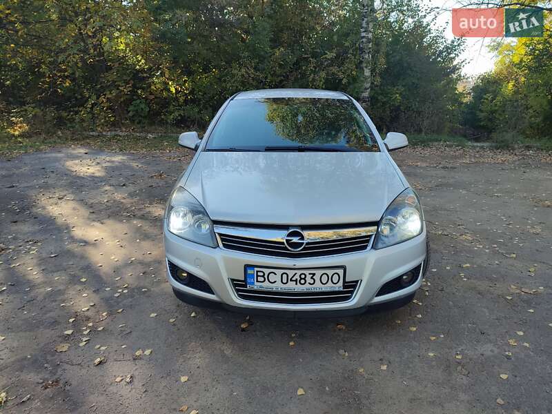 Хэтчбек Opel Astra 2013 в Гостомеле