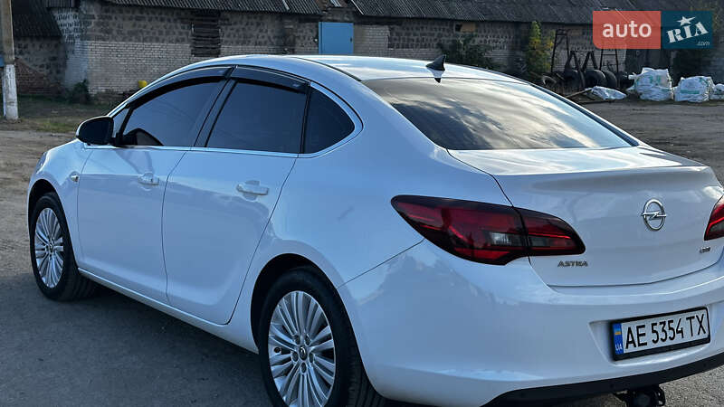 Седан Opel Astra 2015 в Павлограді
