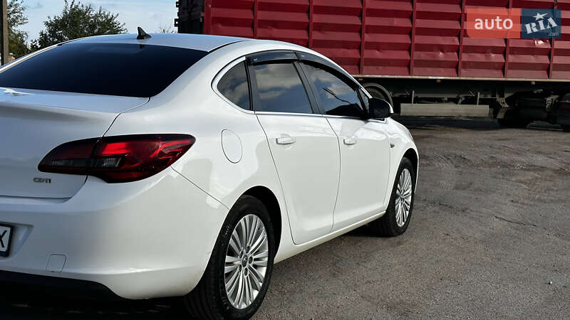 Седан Opel Astra 2015 в Павлограді