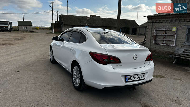 Седан Opel Astra 2015 в Павлограді