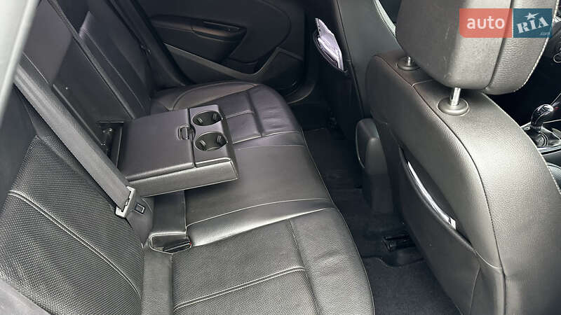 Седан Opel Astra 2015 в Павлограді