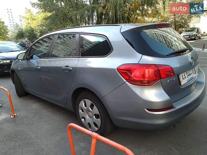Универсал Opel Astra 2011 в Киеве