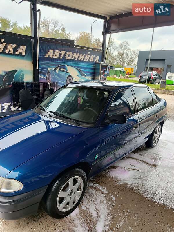 Седан Opel Astra 1993 в Ивано-Франковске