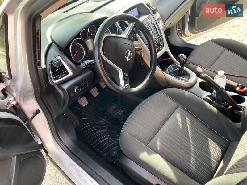 Хэтчбек Opel Astra 2010 в Новой Ушице