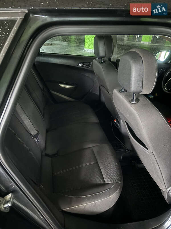 Универсал Opel Astra 2012 в Стрые