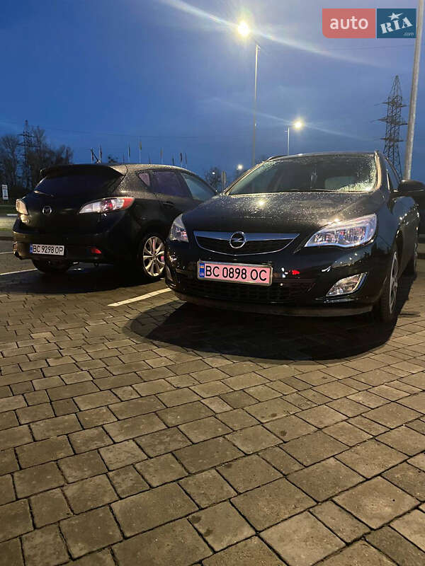 Универсал Opel Astra 2012 в Стрые