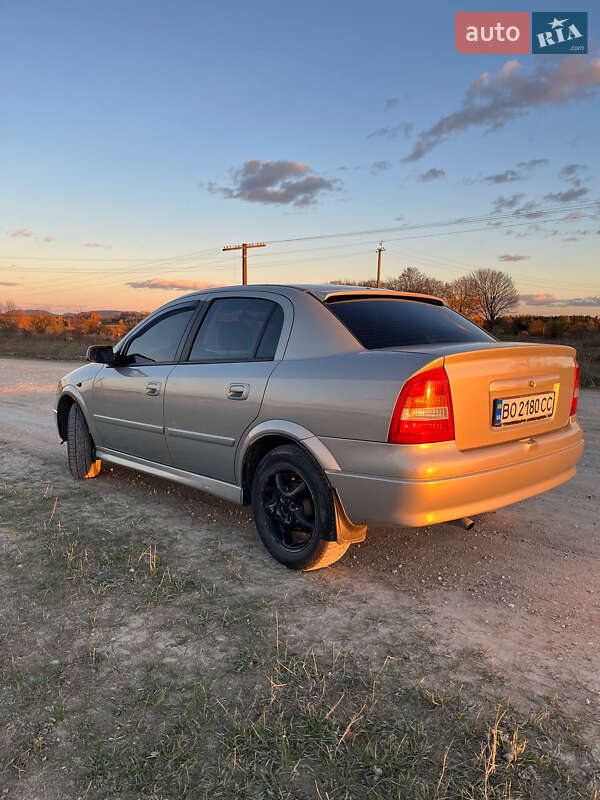 Седан Opel Astra 2007 в Почаеве