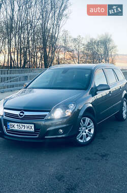 Універсал Opel Astra 2009 в Рівному