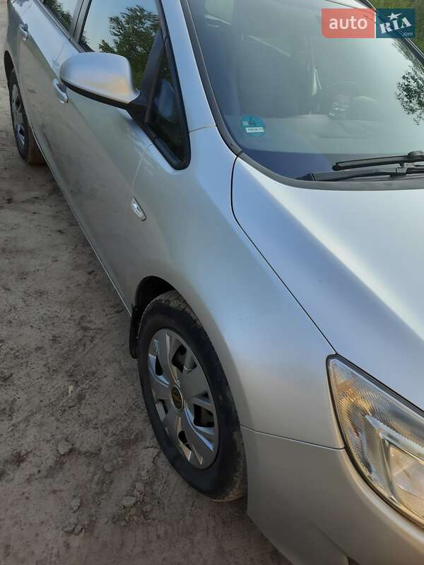 Универсал Opel Astra 2012 в Ратным