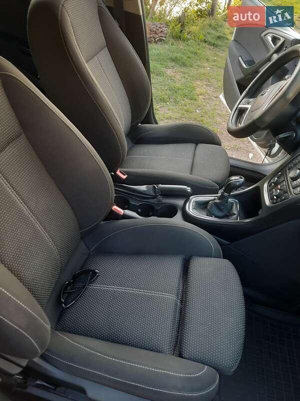 Универсал Opel Astra 2012 в Ратным